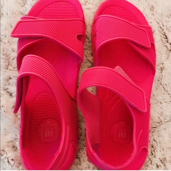 SOLD 🚫NWOT UNIQUE GAP PINK SANDALS! NEVER WORN! - Picture 2 of 3